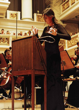 Carolina Eyck ist eine der wenigen Theremin-Spielerinnen Deutschlands.